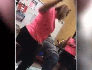 美国6岁女孩遭校长用板子殴打 孩子妈妈录下全过程