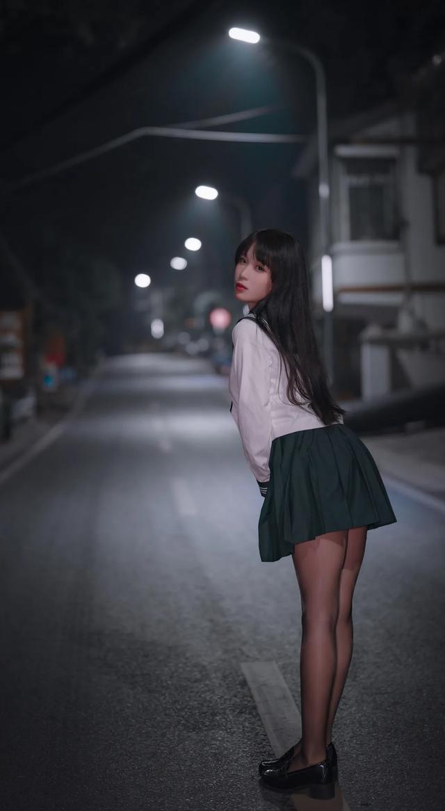 网络美女轩萧学姐公路JK主题户外性感灰色JK短裙配黑丝秀美腿诱惑