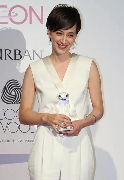 41岁日本最美女主播，高嫁前首相儿子，可小3岁花心丈夫频频出轨