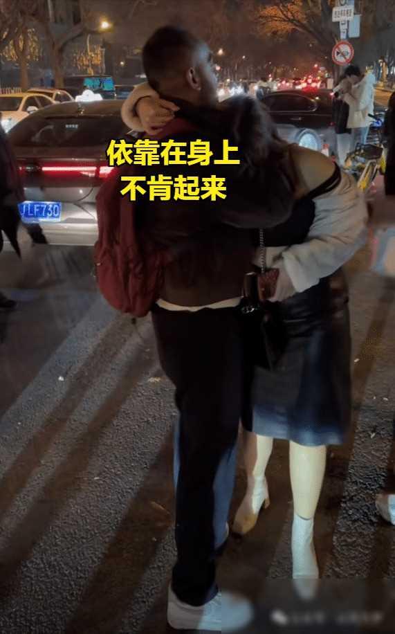 女子在酒吧和黑人男子喝酒，借着酒劲欲发生邂逅，心甘情愿被带走