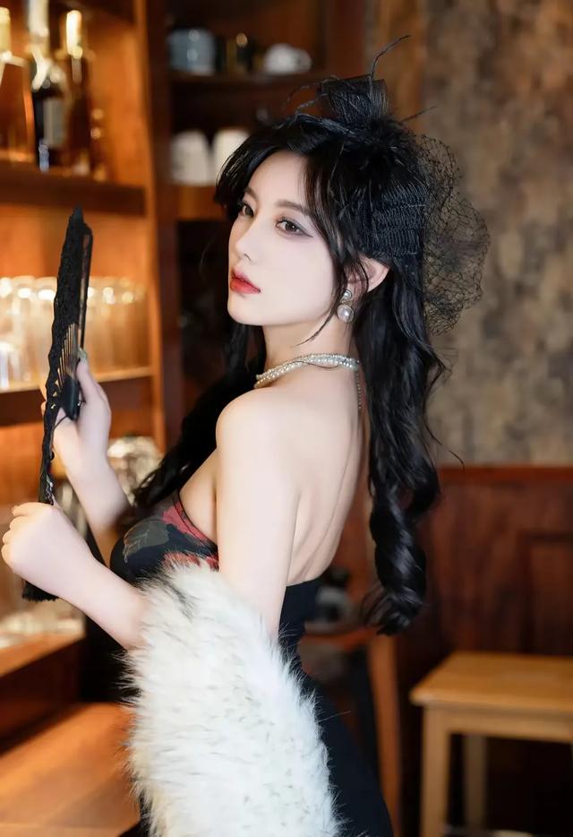 美女杨晨晨惊艳贵妇写真：展现女神魅力！