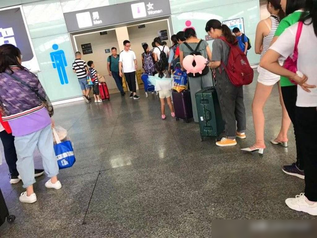 为什么女厕所总是排长队，她们上厕所时在干嘛？不只是生理原因