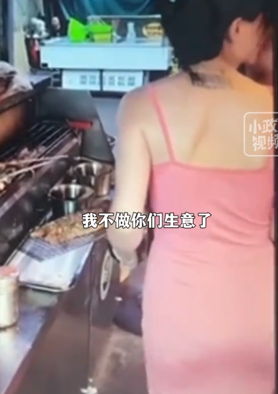 美女直播烧烤被顾客摸屁股，日常视频曝光，网友：这谁顶得住