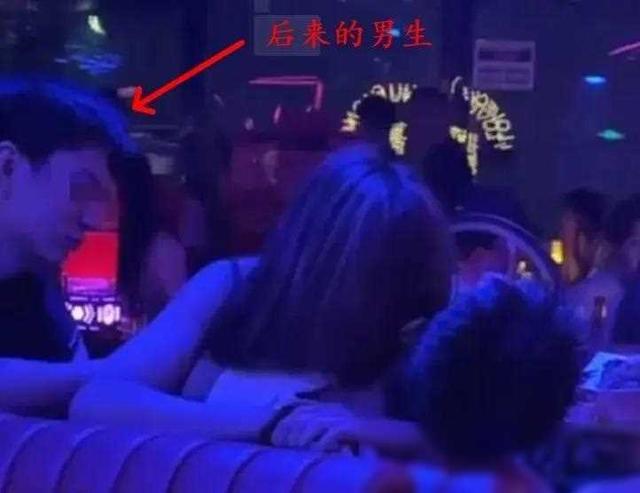 美女醉酒街头露乳，男友无力阻拦，路人围观引热议