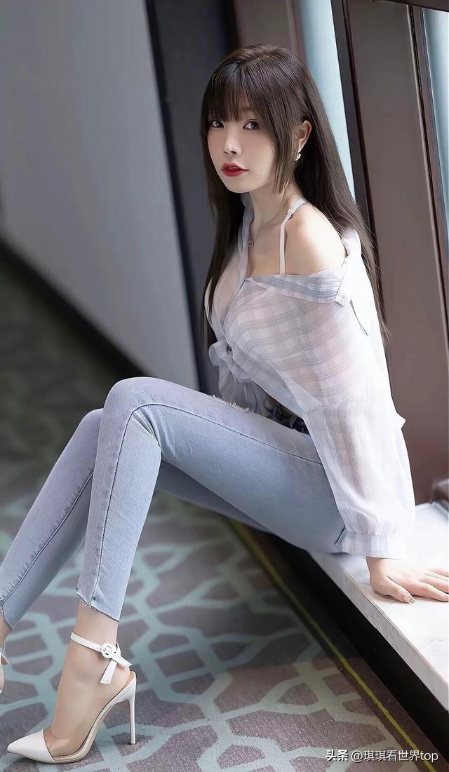 白净性感的自然美女图片写真