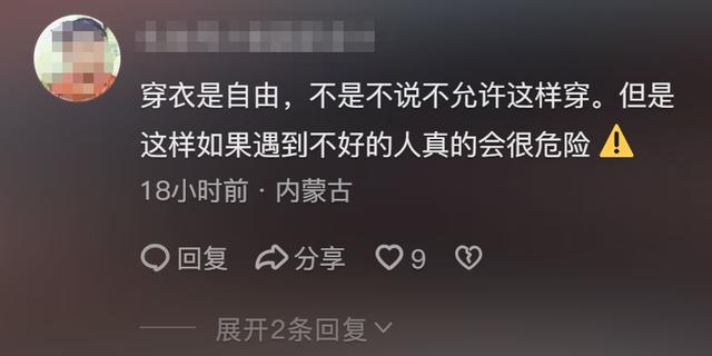 美女直播烧烤被顾客摸屁股，日常视频曝光，网友：这谁顶得住