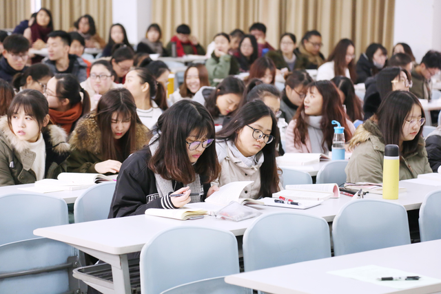 36岁女子当奶奶，走红后自称是“反面教材”，过早生娃有何弊端