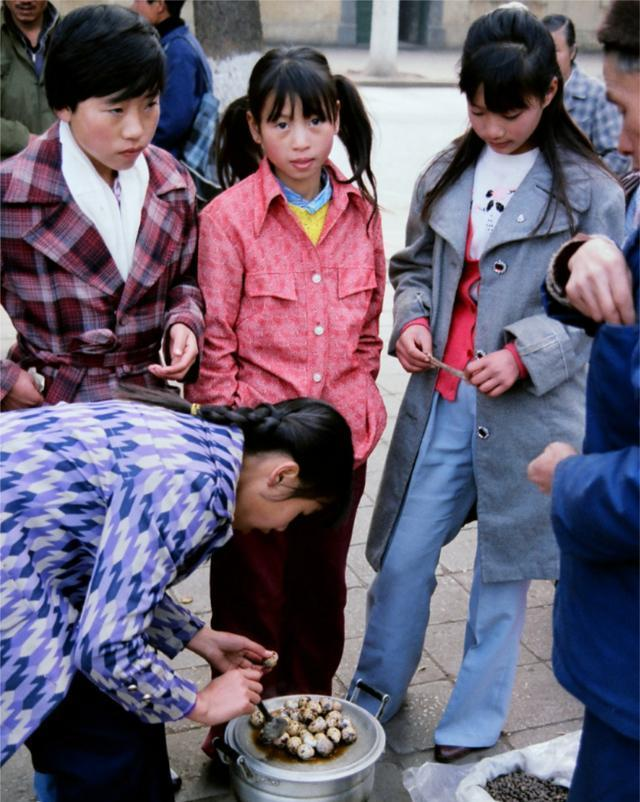 卑鄙龌龊老照片：青楼女子妖娆多姿，妇女露胸喂奶被孩子撕扯衣服