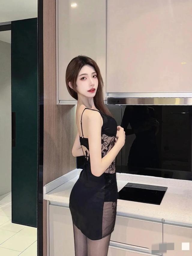 性感黑丝包臀美女：美艳动人的瞬间魅力