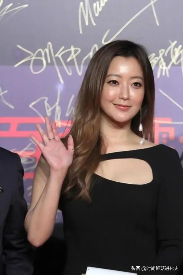 金喜善不愧是韩国第一美女！把礼服一袖子剪掉，巧在胸口挖洞好美