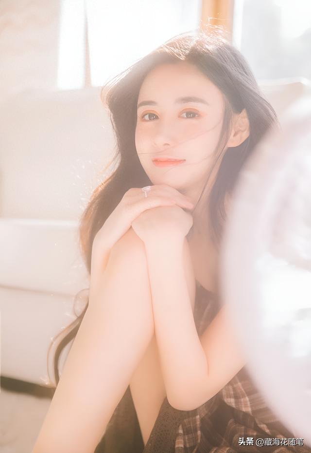 长腿美女模特的格子裙私密写真集