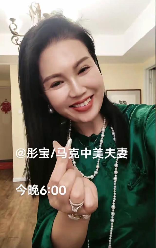 53岁山东阿姨，网恋美国工程师，4个月后闪婚，在抖音狂秀恩爱