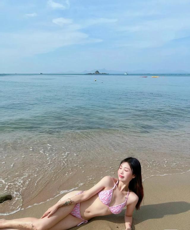 性感海边比基尼美女，夏日的绝美风景线！