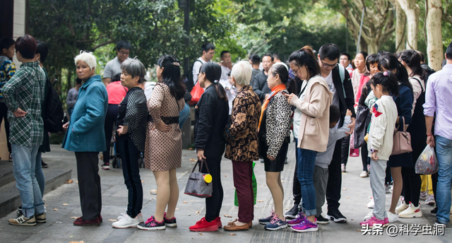 为什么女厕所总是排长队，她们上厕所时在干嘛？不只是生理原因