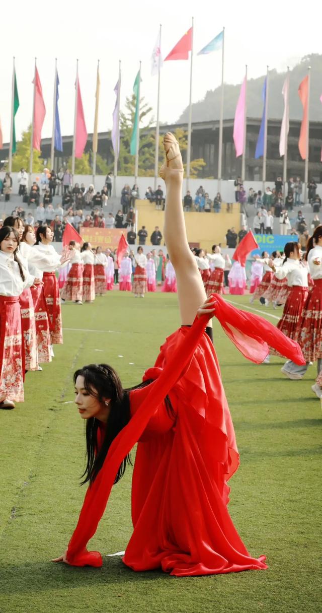 前国家艺术体操队长腿美女鲍语晴