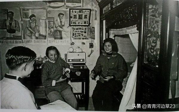 中外“站街女”对比：洋女人穿丝袜搔首弄姿，城中村女孩抽烟揽客